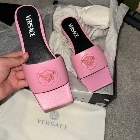 New Versace La Medusa light pink Sandal! - Picture 1 of 2